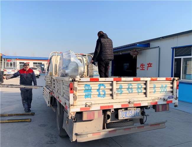 300L可倾电加热夹层锅、400单室真空包装机发往广西桂林