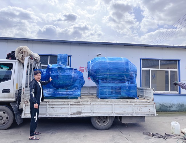 浙江温州食品厂订购500L电加热搅拌锅，600L真空滚揉机发货